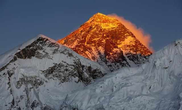 中国登山队首次登上珠穆朗玛峰，1960年中国登山队登上珠穆朗玛峰的具体经历？图4