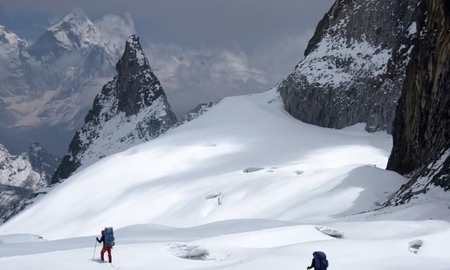 中国登山队首次登上珠穆朗玛峰，1960年中国登山队登上珠穆朗玛峰的具体经历？图6