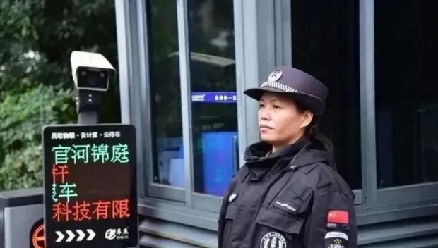 洪水抱树女孩成警察，面对跳水女孩，几位民警抢救不及时，你怎么看？图3