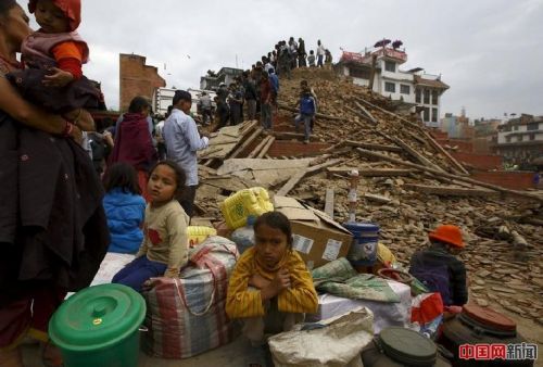 尼泊尔大地震是哪一年？尼泊尔大地震时,当地一些居民冒险抢救-第1张图片-