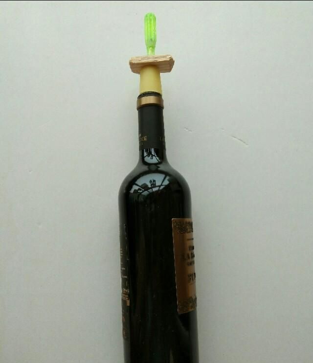 不用开瓶器开红酒，没有开瓶器怎么打开红酒的木塞？图2