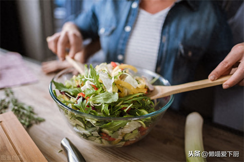 沙拉蔬菜有哪些食材(沙拉里面有什么蔬菜)