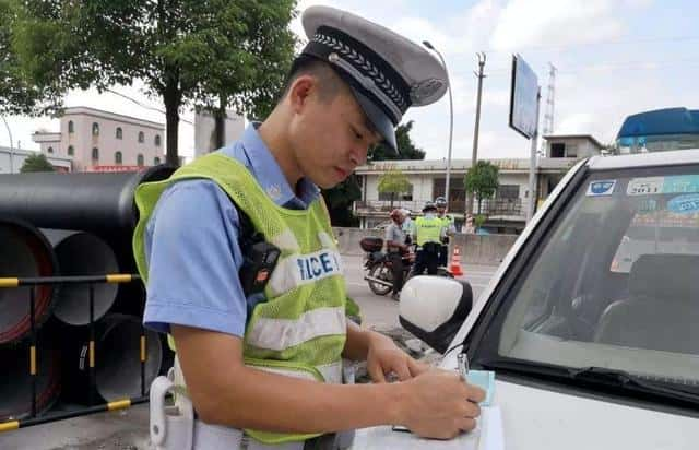 强险到期了上路会怎样处罚（交强险过期上路怎么处罚）