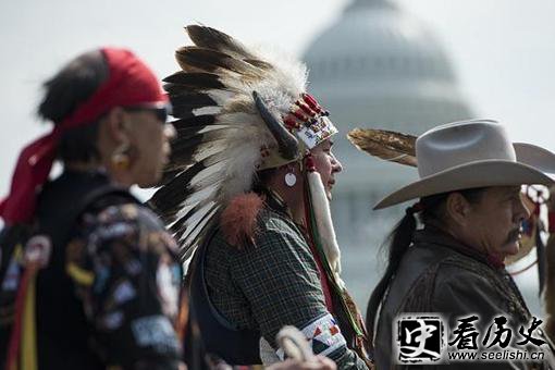 西班牙人是如何发展殖民地的?西班牙人是如何稳定殖民地印第安人的?