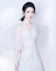 ​李沁(李沁才是“小仙女”，穿白色纱裙温柔可爱，天然脸就是美！)