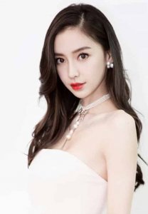 ​杨颖（英文名Angelababy，中国内地女演员、时尚模特）