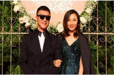 ​49岁孙红雷与老婆近照曝光，结婚5年没露面，原来是熟悉的她