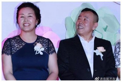 ​潘长江妻子罕见亮相！穿蕾丝连衣裙雍容富态，身高比老公高半个头