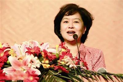 带儿子再婚！54岁鞠萍被嘲像农村大娘，与神秘二婚丈夫恩爱多年